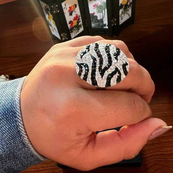 Swarov crystal black/white zebra ring - Picture 8 of 16